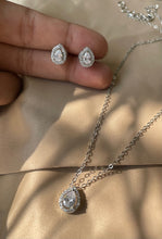 Load image into Gallery viewer, Dainty Pear Solitaire Pendant Set
